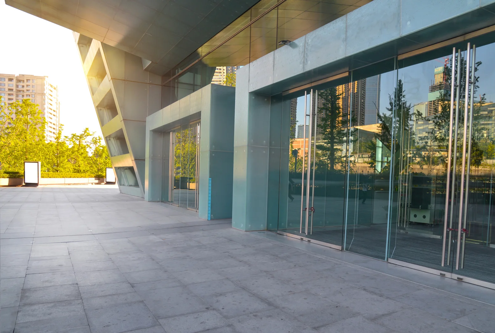 Front stradal cu spațiile comerciale de la parterul ARTIS SIGNATURE